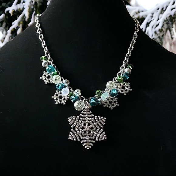 Snowflake charm statement necklace - Picture 1 of 5